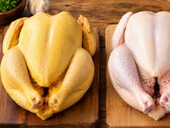 Pollo de piel amarilla o piel blanca: qué diferencia hay entre ambos y cuál conviene comprar