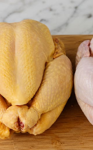 Pollo con piel amarilla o piel blanca: cuál es la diferencia y cuál conviene comprar