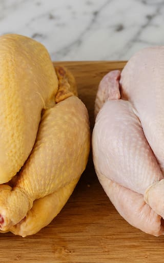 Pollo con piel amarilla o piel blanca: cuál es la diferencia y cuál recomiendan comprar