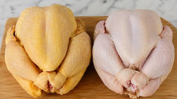 Pollo con piel amarilla o piel blanca: cuál es la diferencia y cuál recomiendan comprar
