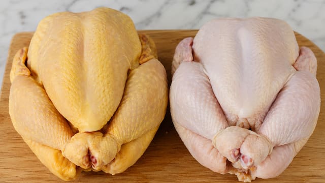 Pollo con piel amarilla o piel blanca: cuál es la diferencia y cuál recomiendan comprar