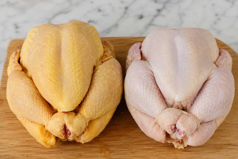 Pollo con piel blanca o amarilla: qué diferencia hay entre ambos y cuál conviene comprar (Fuente: ChatGPT).
