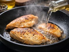Poner vinagre a la sartén para freír pechuga de pollo: para qué sirve y por qué lo recomiendan