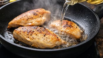 Poner vinagre a la sartén para freír pechuga de pollo: para qué sirve y por qué lo recomiendan