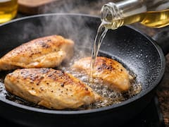Poner vinagre a la sartén para freír pechuga de pollo: para qué sirve y por qué lo recomiendan