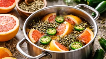 Hervir cáscara de pomelo, yerba mate y jalapeño: por qué lo recomiendan y para qué sirve