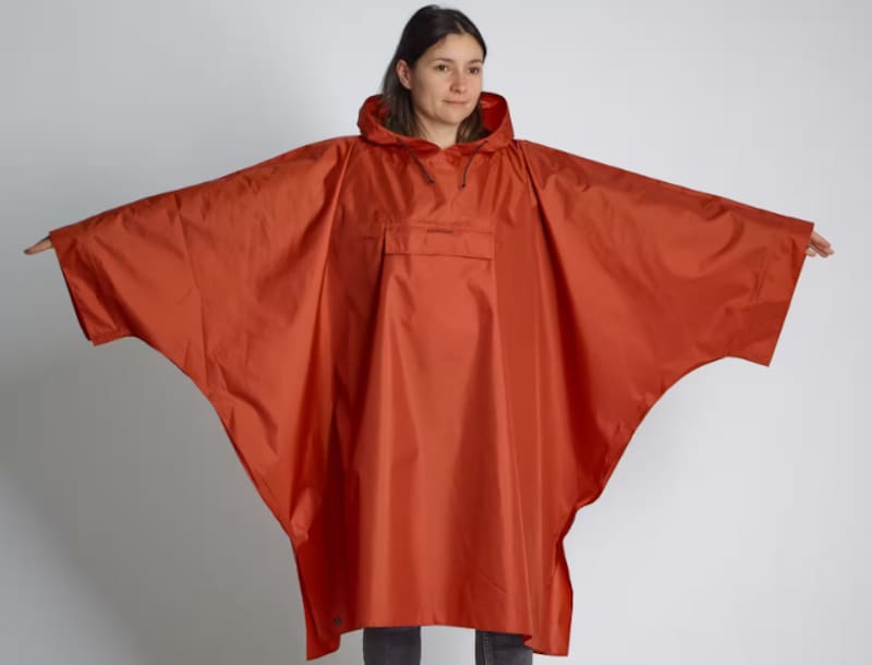Decathlon lanza un poncho impermeable práctico de usar y guardar.