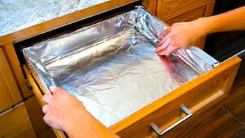 Putting aluminum foil in kitchen drawers: what it is for and why experts recommend it
