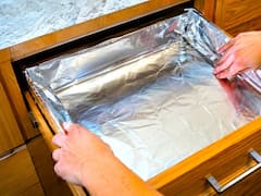 Poner papel de aluminio en los cajones de la cocina: para qué sirve y por qué lo recomiendan los expertos