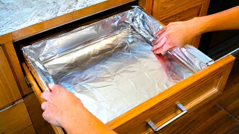 Poner aluminio en el cajón de la cocina: para qué sirve y por qué lo recomiendan