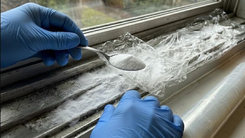 Poner bicarbonato de sodio y papel film en los rieles de la ventana