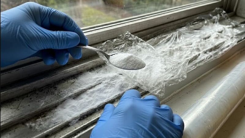 Poner bicarbonato de sodio y papel film en los rieles de la ventana