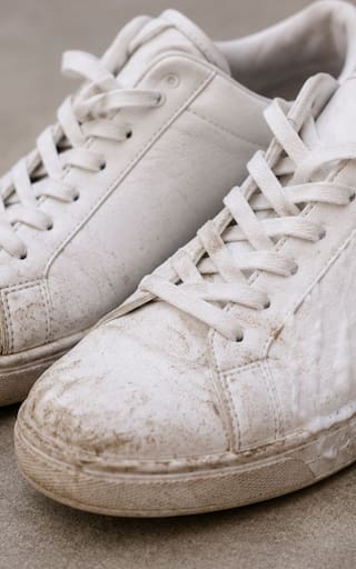 Poner bicarbonato y detergente en las zapatillas blancas: para qué sirve y por qué lo recomiendan los expertos