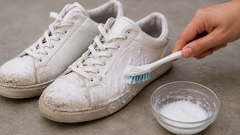 Poner bicarbonato y detergente en las zapatillas blancas: para qué sirve y por qué lo recomiendan los expertos