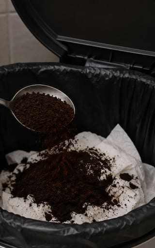 Poner café usado dentro del tacho de basura del baño: para qué sirve y por qué cada vez más personas lo recomiendan