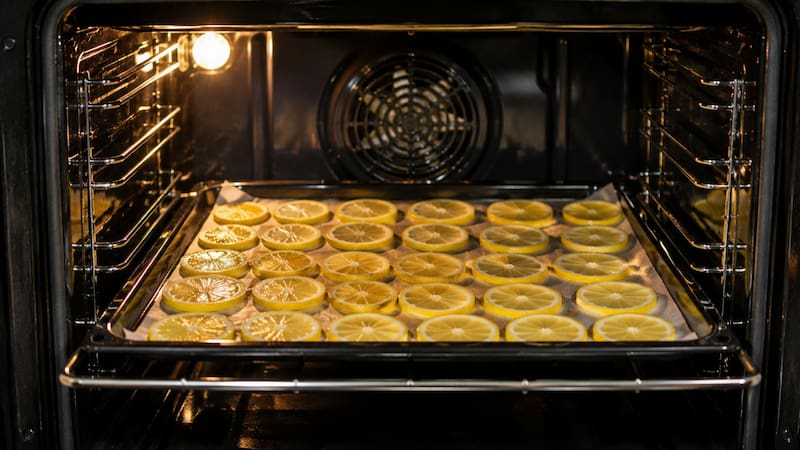 Poner cáscaras de limón adentro del horno: por qué miles de personas lo hacen y qué beneficio tiene
Fuente: IA
