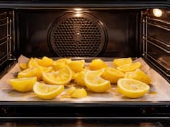 Colocar cáscaras de limón dentro del horno: por qué miles de personas lo realizan y qué ventaja tiene