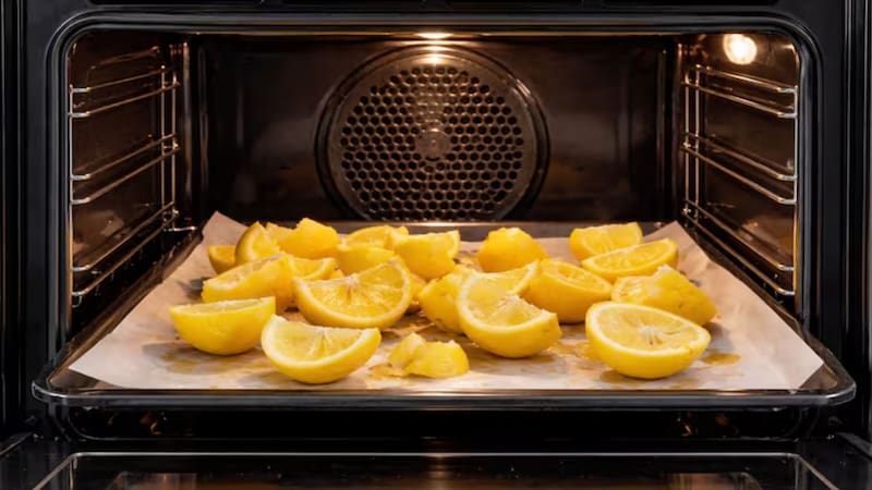 Poner cáscaras de limón adentro del horno: por qué miles de personas lo hacen y qué beneficio tiene
Fuente: IA