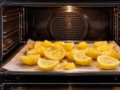 Pocos lo saben: por qué las personas colocan cáscaras de limón dentro del horno y qué beneficios trae
