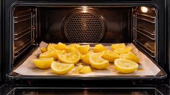 Pocos lo saben: por qué las personas colocan cáscaras de limón dentro del horno y qué beneficios trae
