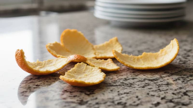 Enterrar cáscaras de naranja puede mejorar la calidad del suelo de forma natural.