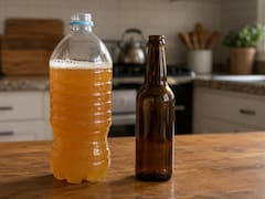 Poner cerveza en una botella de plástico: por qué lo recomiendan los expertos y para qué sirve