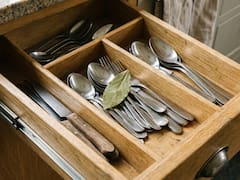 Poner hojas de laurel en los cajones de la cocina: para qué sirve y por qué miles de personas lo hacen