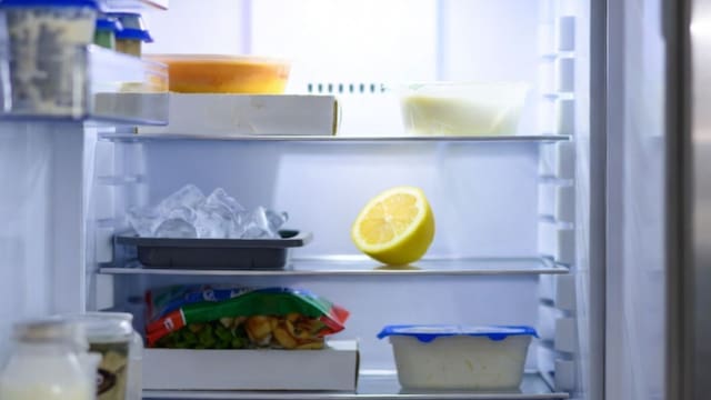 Poner medio limón en la heladera y el freezer: qué beneficio tiene y por qué miles de personas lo recomiendan