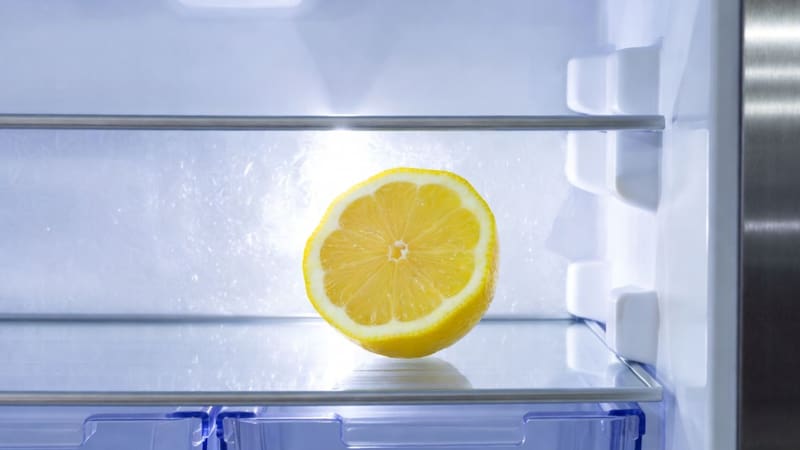 Poner medio limón en la heladera y el freezer, qué beneficio tiene y por qué miles de personas ya lo hacen
Fuente: IA