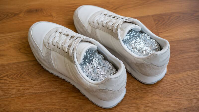 Poner papel aluminio adentro de las zapatillas en invierno: para qué sirve y por qué recomiendan hacerlo
Fuente: IA