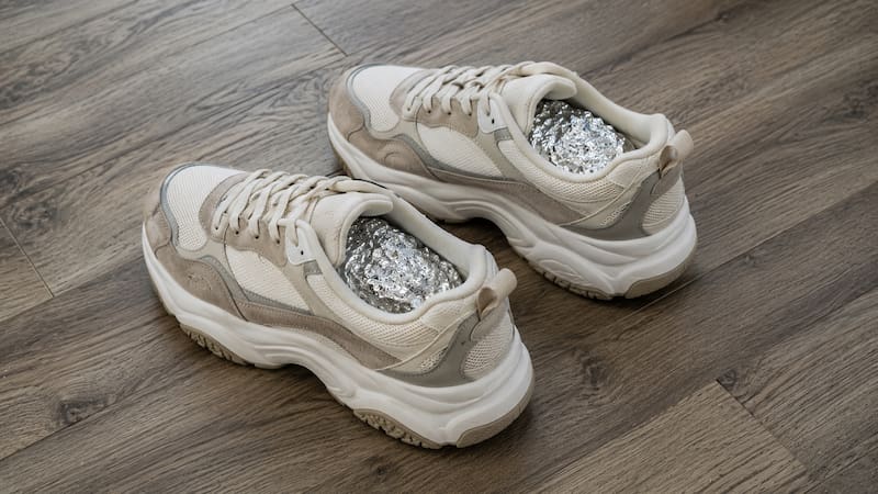 Poner papel aluminio adentro de las zapatillas en invierno: para qué sirve y por qué recomiendan hacerlo
Fuente: IA