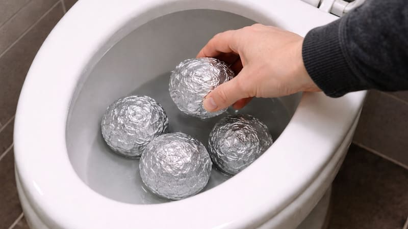 Colocar papel higiénico y aluminio en el baño: por qué lo recomiendan y para qué sirve.