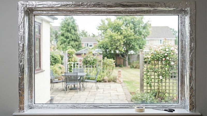 Poner papel aluminio en el marco de las ventanas, para qué sirve y por qué miles de personas recomiendan hacerlo
Fuente: IA