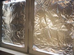 Poner papel aluminio en las ventanas: por qué puede refrescar la casa y cuál es el error que hay que evitar