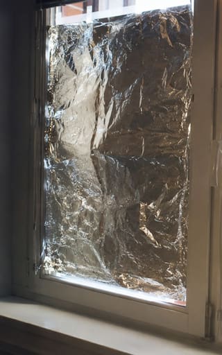 Poner papel aluminio en las ventanas: por qué puede refrescar la casa y cuál es el error que hay que evitar