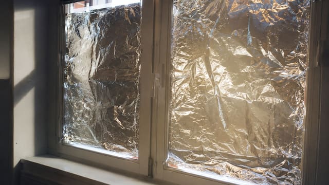 Poner papel aluminio en las ventanas: por qué puede refrescar la casa y cuál es el error que hay que evitar