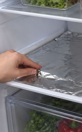 Poner papel aluminio en los estantes de la heladera: para qué sirve y por qué lo recomiendan