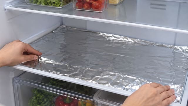 Poner papel aluminio en los estantes de la heladera: para qué sirve y por qué lo recomiendan