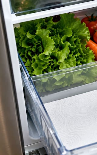 Poner papel de cocina en el cajón de las verduras: para qué sirve y por qué recomiendan hacerlo