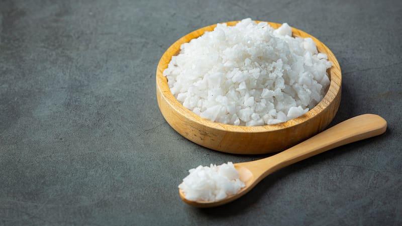 Poner sal gruesa en el lavarropas una vez por semana: por qué recomiendan hacer este truco y para qué sirve