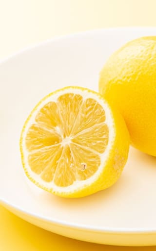 Frotar limón con sal en ollas y sartenes de aluminio: para qué sirve y cómo hacerlo