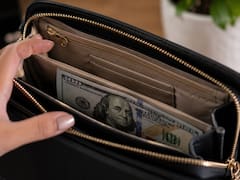 Poner un billete de dólar dentro de una cartera nueva: para qué se usa y por qué nunca se estrena vacía