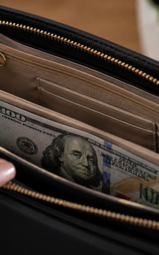 Poner un billete de dólar dentro de una cartera nueva: para qué se usa y por qué nunca se estrena vacía