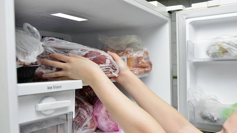 Poner un frasco de café usado en el refrigerador: por qué funciona y para qué sirve