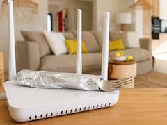 Poner un tenedor envuelto con papel de aluminio sobre el router del wifi: por qué lo recomiendan y para qué sirve