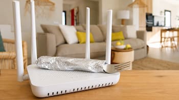 Poner un tenedor envuelto con papel de aluminio sobre el router del wifi: por qué lo recomiendan y para qué sirve