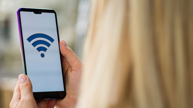 Poner un tenedor envuelto con papel de aluminio sobre router del Wifi: por qué lo recomiendan y para qué sirve. Foto: Freepik