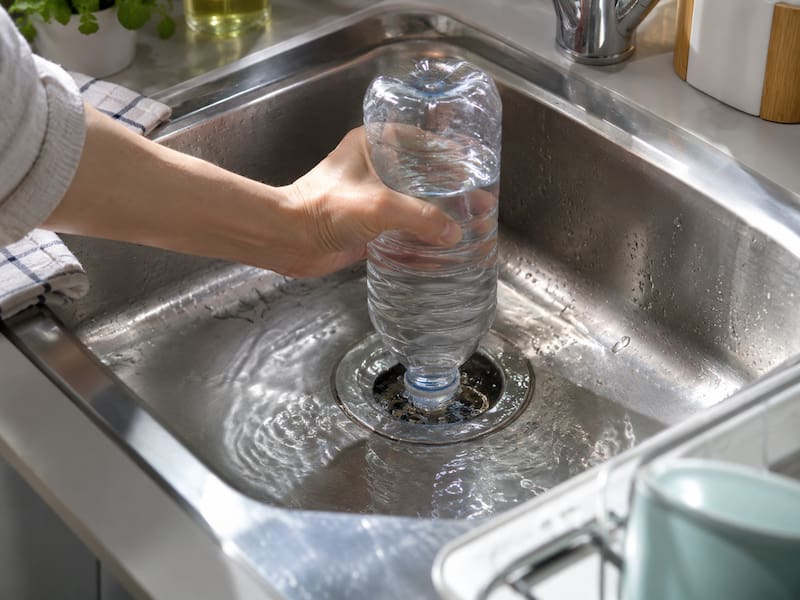 Poner una botella con agua boca abajo en el desagüe del fregadero: para qué sirve y por qué lo recomiendan (foto: ChatGPT)