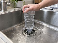 Poner una botella con agua boca abajo en el desagüe del fregadero: para qué sirve y por qué lo recomiendan