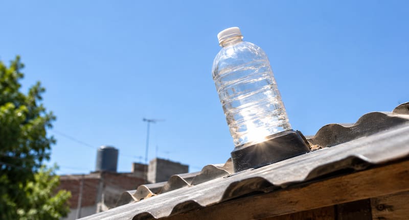 Poner una botella de plástico en el techo de las casas.